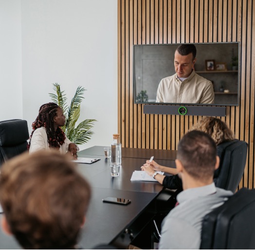 Konferenz mit Soundbar und Display