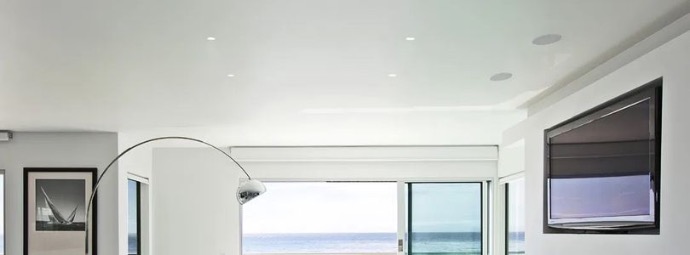 Wohnraum Decke mit unsichtbaren Lautsprechern