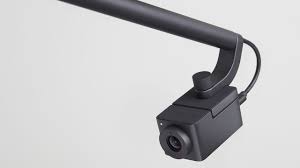 Canvas wird mit einer Kamera und der Wandhalterung ausgeliefert. Der Anschluss erfolgt schnell und leicht per USB Cat Extender an den Konferenz-PC. Die Entfernung zwischen Canvas und PC kann bis zu 25m betragen. 